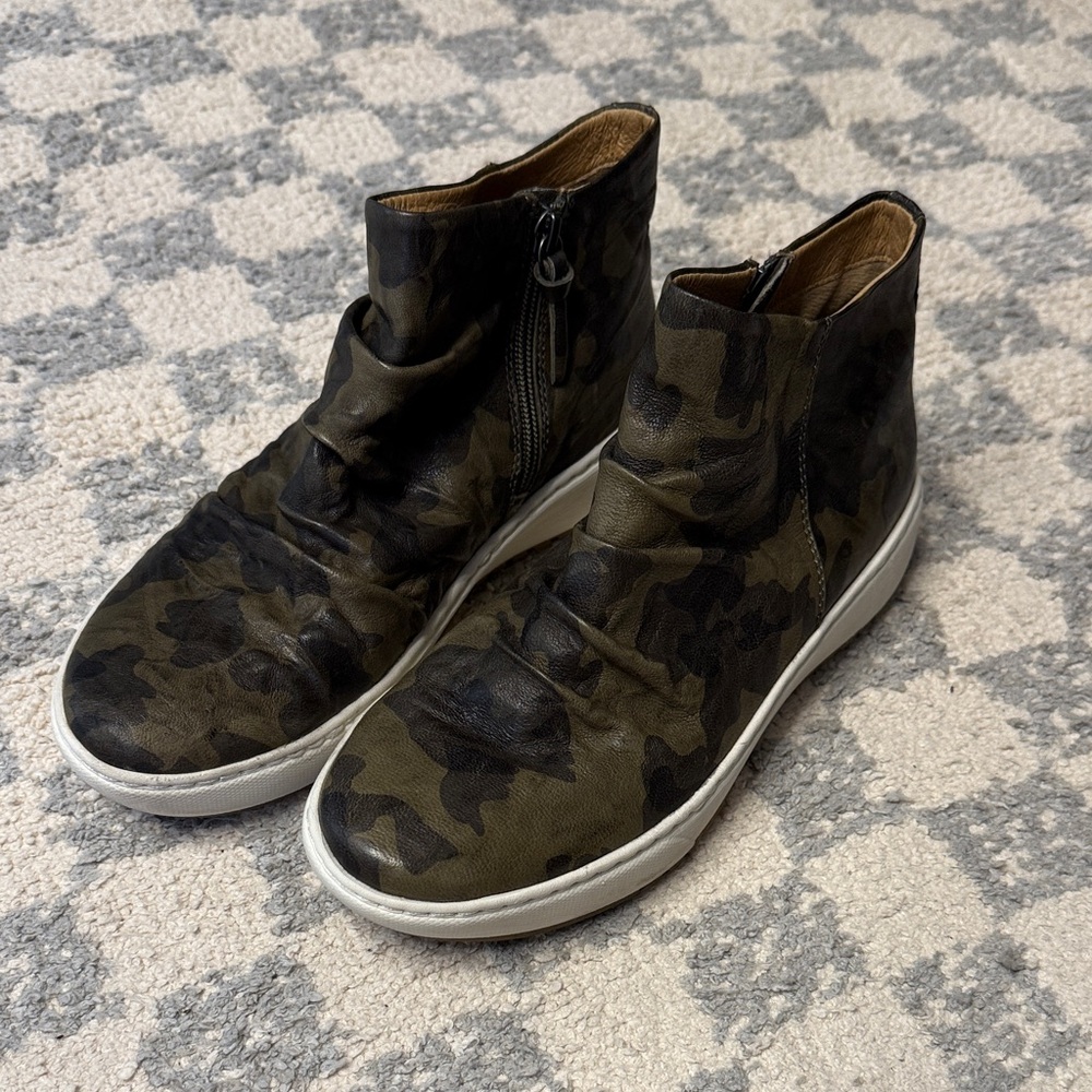 Sofft Waydell Camouflage High-Top Shoes